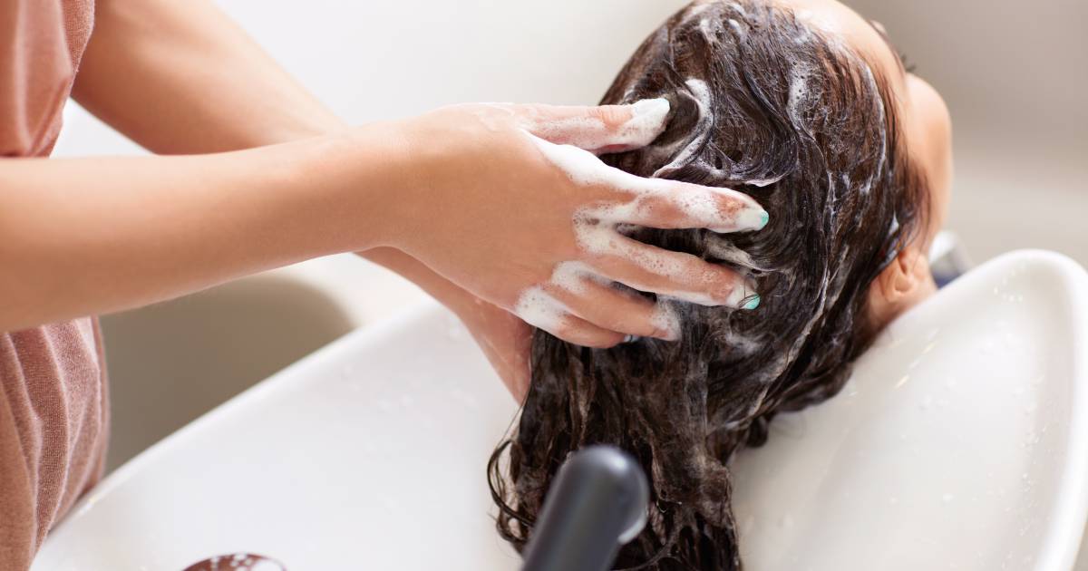 Pourquoi mon coiffeur fait-il deux shampooings ?